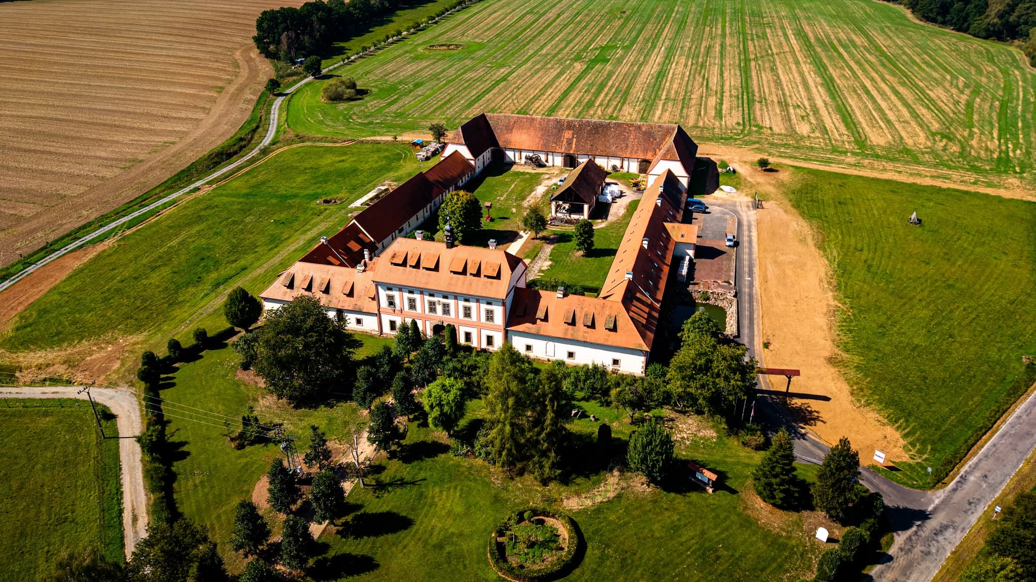 Zámecký statek Býkov